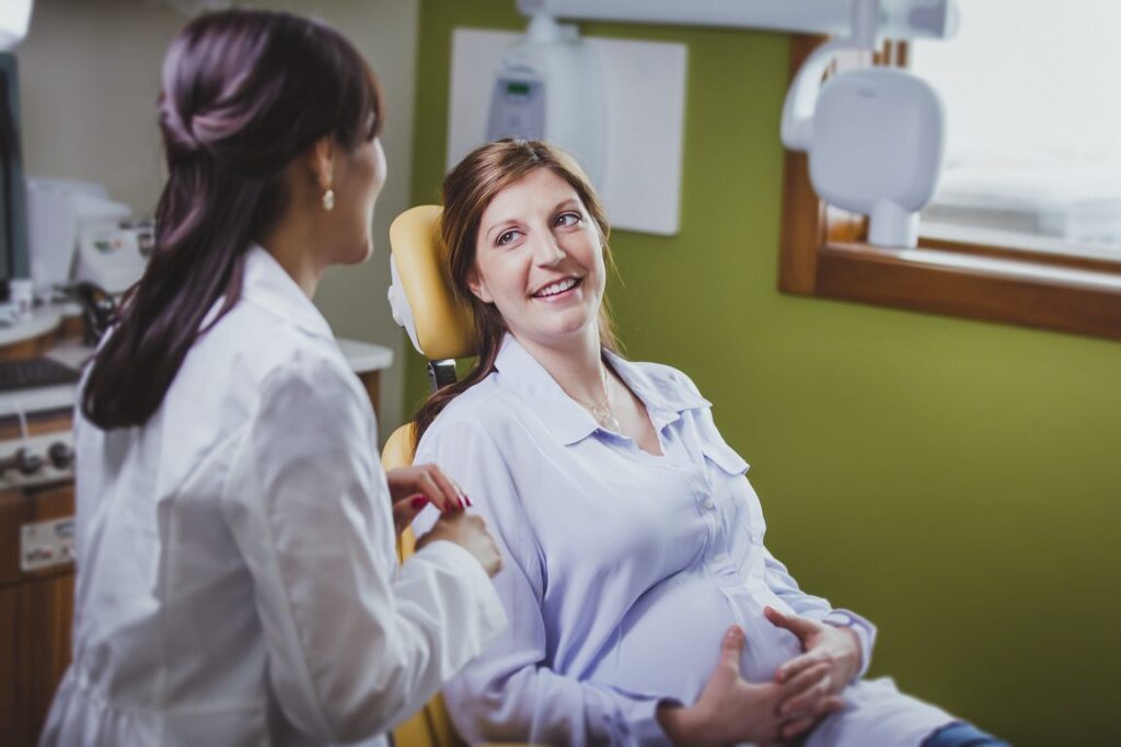 من باردار هستم ، آیا می توانم هر زمانی که خواستم روش های درمانی دندانپزشکی را انجام دهم؟
